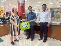 Penyerahan Sumbangan Wazan kepada Puan Lemina Sambau (Staf perpustakaan)