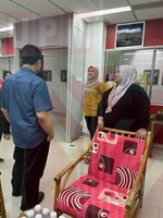 Penyerahan Sumbangan Wazan kepada Puan Lemina Sambau (Staf perpustakaan)