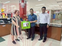 Penyerahan Sumbangan Wazan kepada Puan Lemina Sambau (Staf perpustakaan)